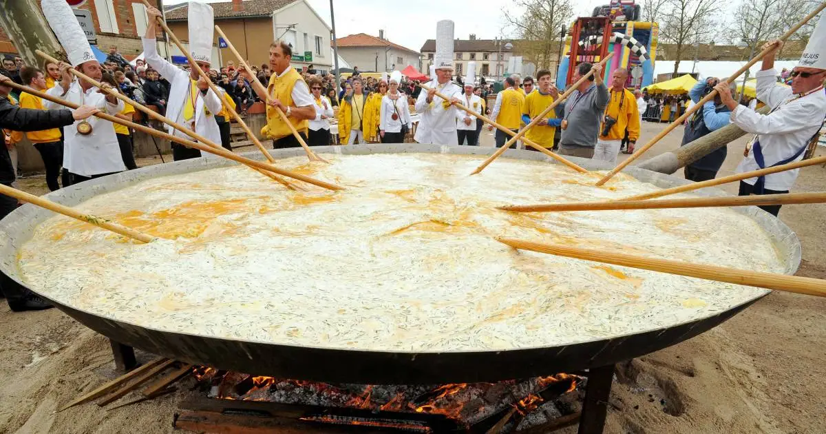 160328-bessieres-giant-omelette-03_2760ea79c1ce6db477365eb719870348.1200;630;7;70;5-3124883493.webp