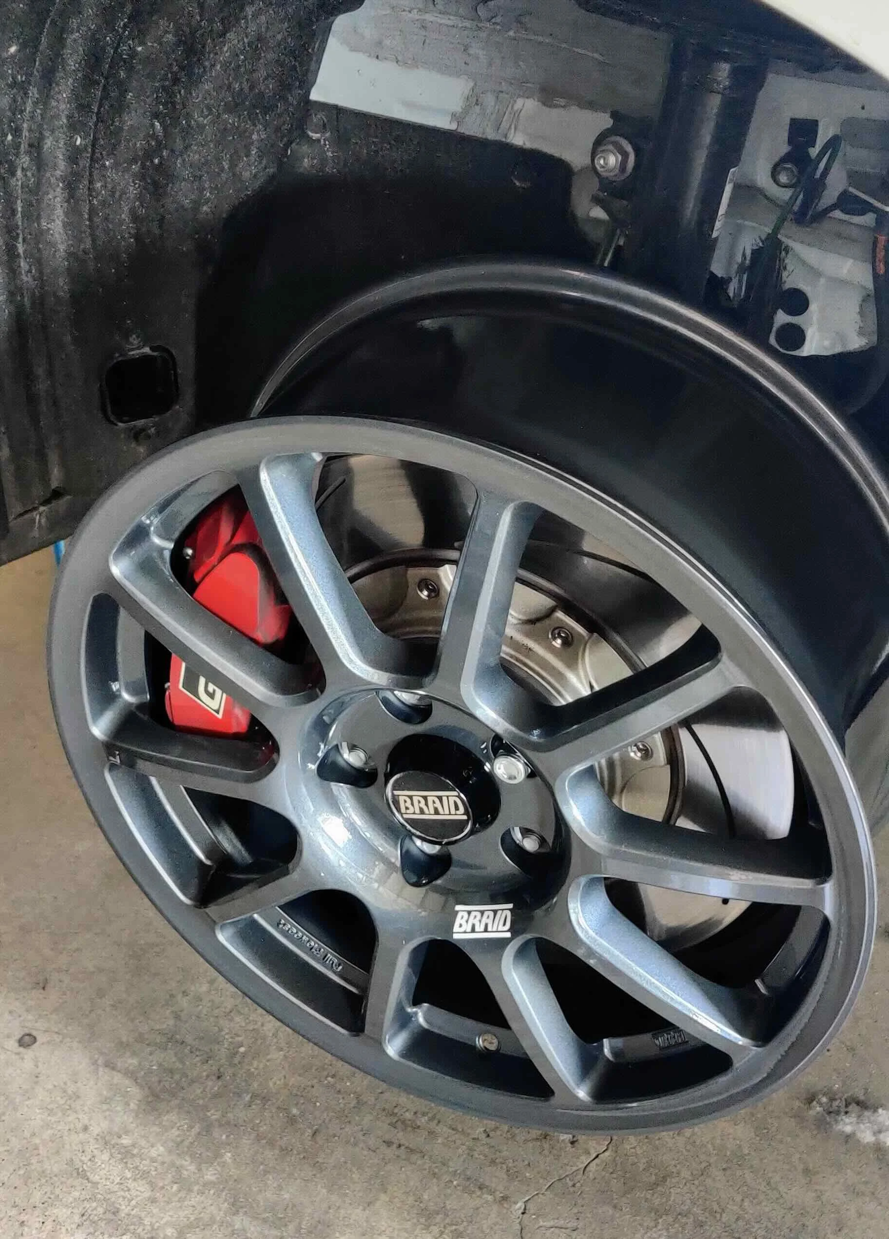 GR-Yaris_Braid_Fullrace_A_Antracit_17_7J_ET45_front_fit.webp