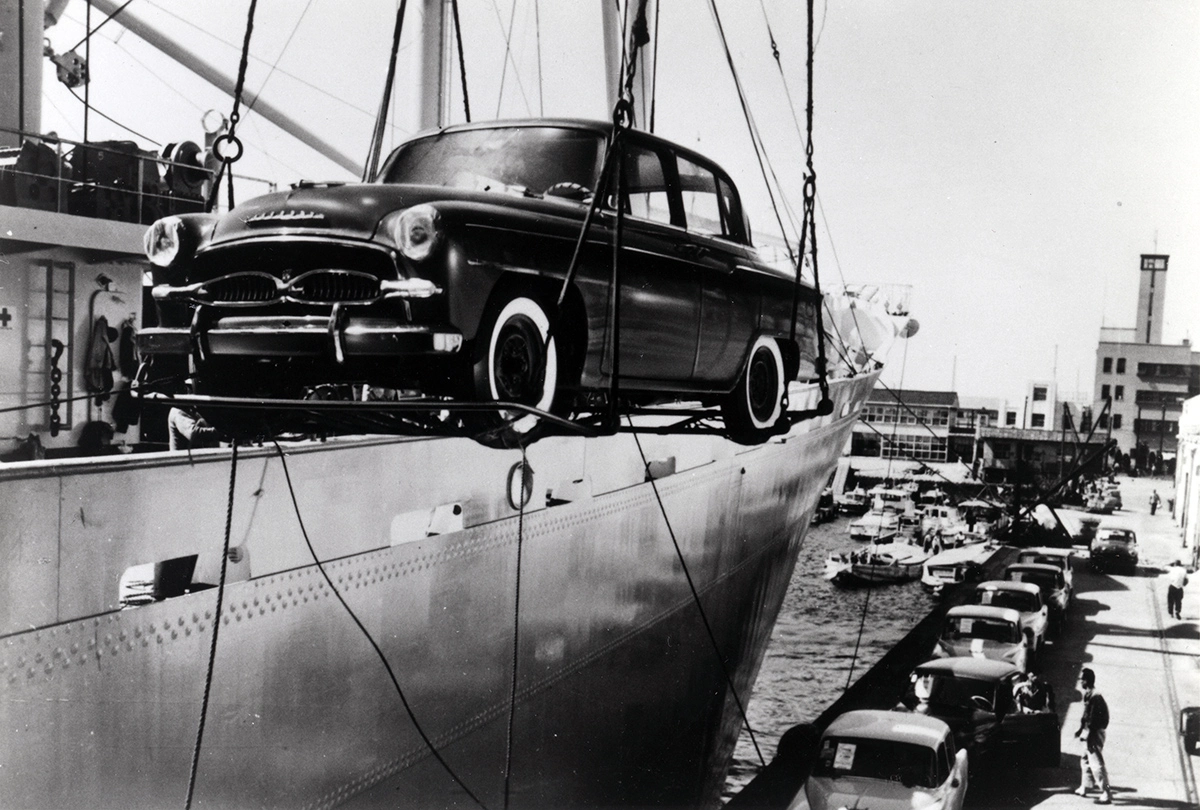 Toyota-Toyopet-Crown-S30-unloading-US-652602859.webp